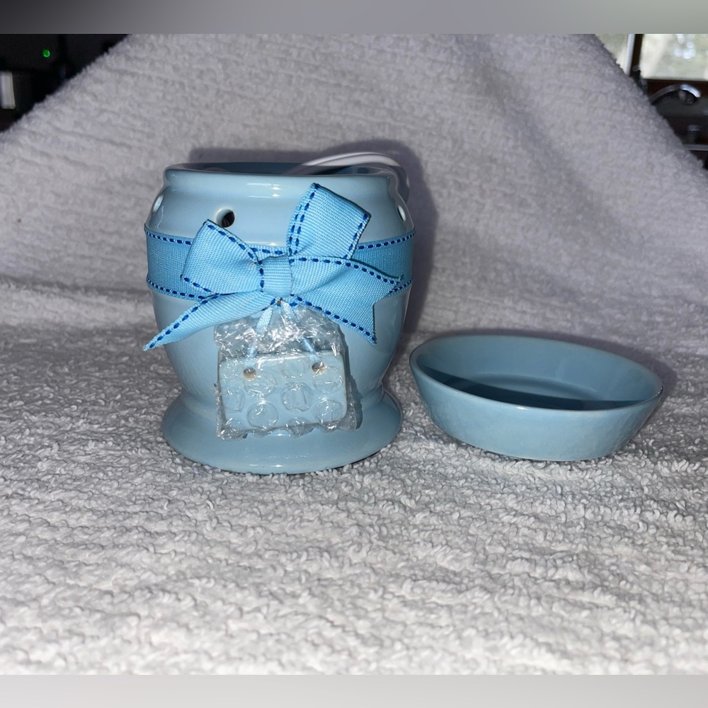 Scentsy Peek-A-Blue Warmer